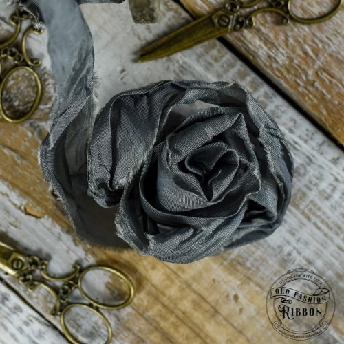 old-fashion-ribbons-ciemny-szary