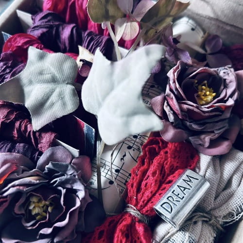 pudełko z gnieciuszkami - VINTAGE bordo